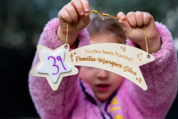 Estrella navidad de madera personalizada con el nombre del niño o niños, o los apellidos de la familia