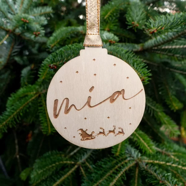 Bola navidad en madera contrachapada, personalizada con motivos navideños y el nombre de la persona querida